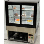 Komerciālais kūku letes noapaļots priekšgals 2 plaukti 900x700x1200mm Nerūsējošais tērauds un melns | Adexa HL900S2 - Image 2