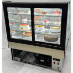 Displeja vitrīna ledusskapis ar izliekto priekšpusi, 400 litri, 3 plaukti, melns un nerūsējošs tērauds | Adexa HL1200S3 - Image 2